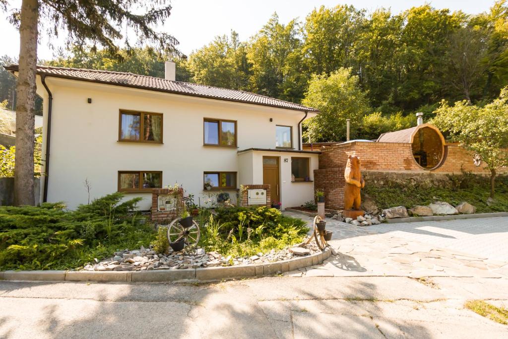 ein Haus mit Garten davor in der Unterkunft HOLIDAY HOME BODONA in Ratnovce