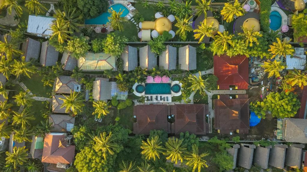 una vista aérea de un complejo con palmeras en Salim Beach Resort, en Gili Air