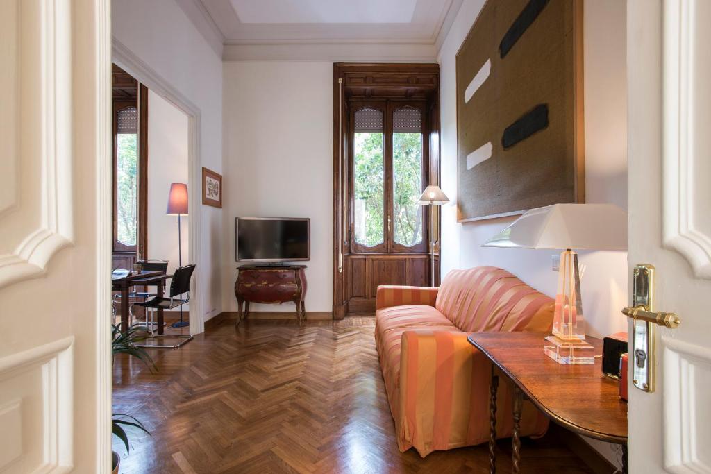 uma sala de estar com um sofá e uma mesa em Flat Three em Roma