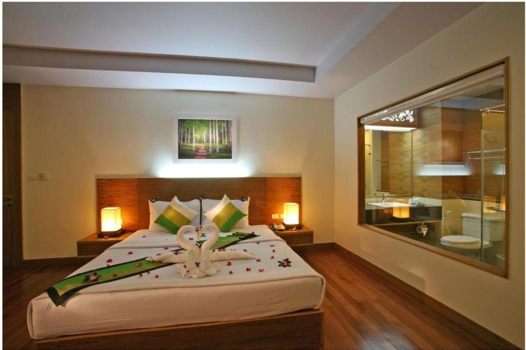 Postel nebo postele na pokoji v ubytování Baan Saikao Plaza Hotel & Service Apartment