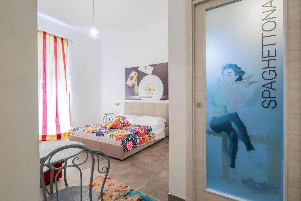 sypialnia z łóżkiem i plakatem kobiety w obiekcie b&b Pasta Cuomo w mieście Gragnano