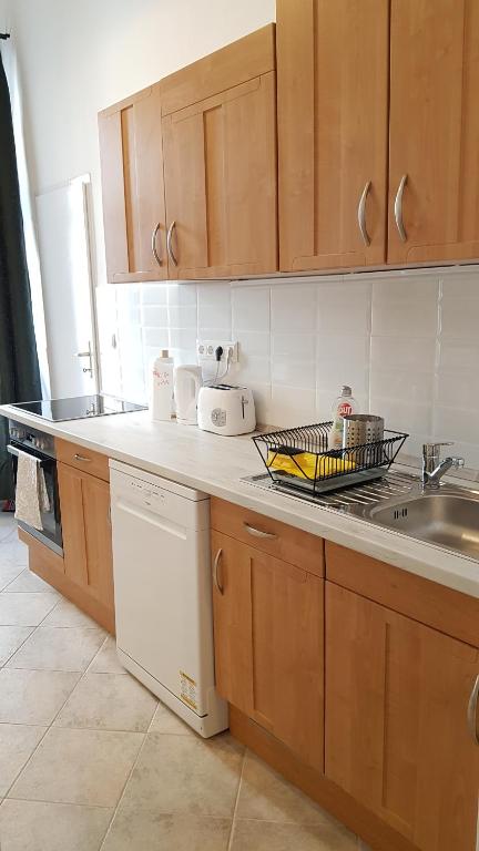 Kuchyňa alebo kuchynka v ubytovaní Előkapu Apartman