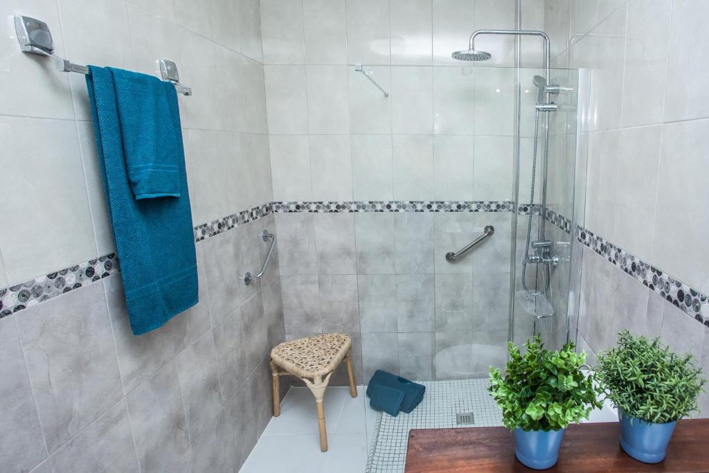 A bathroom at Spectacular Renovated Apartment, 5 min to Camison Beach, with AirCon
