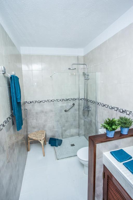 A bathroom at Spectacular Renovated Apartment, 5 min to Camison Beach, with AirCon