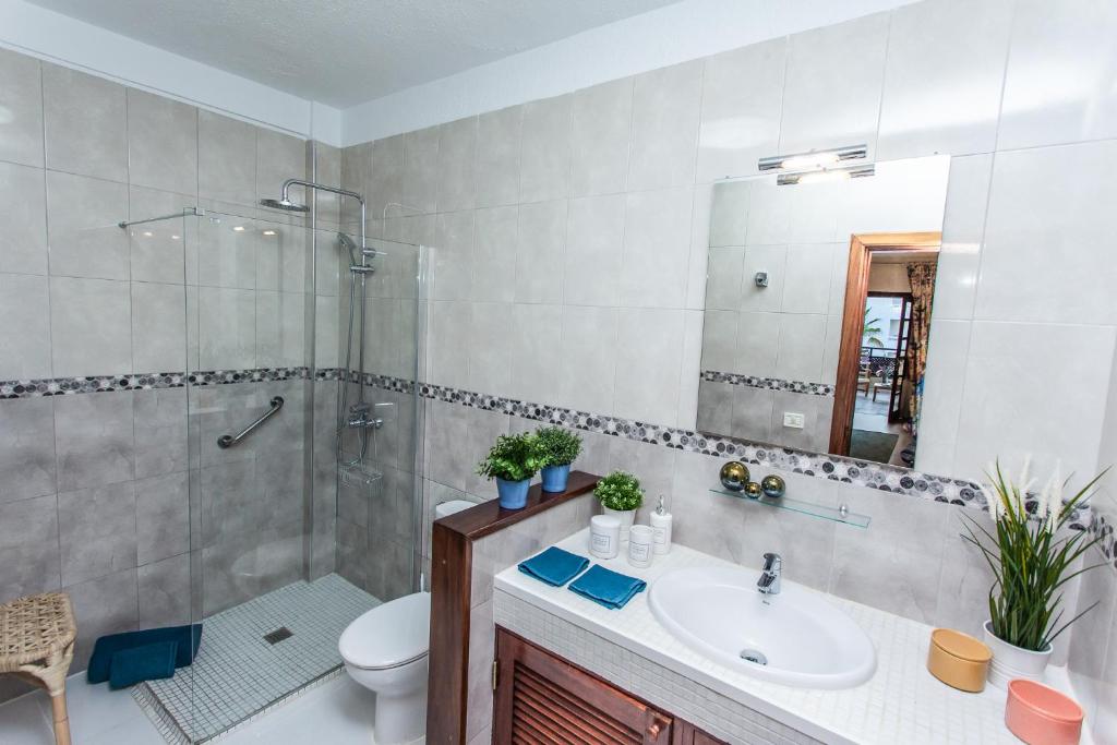 A bathroom at Spectacular Renovated Apartment, 5 min to Camison Beach, with AirCon
