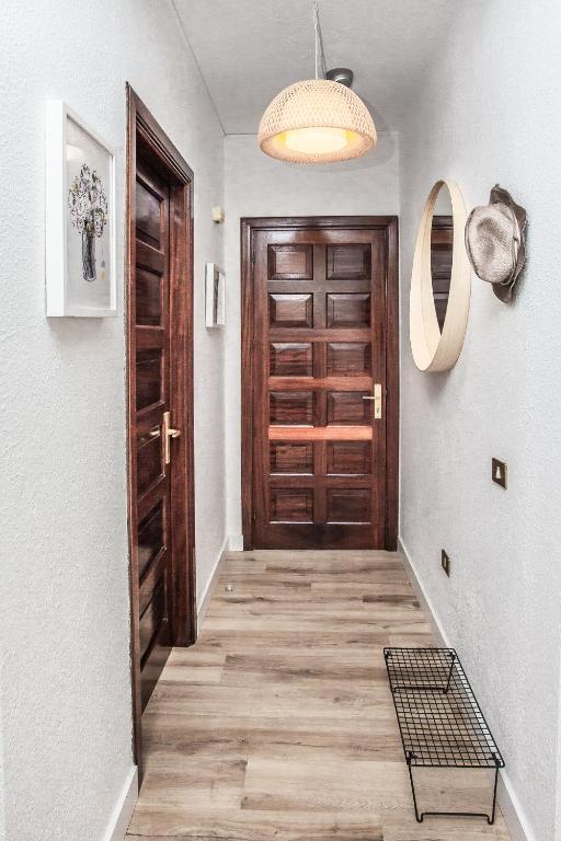 Kép Spectacular Renovated Apartment, 5 min to Camison Beach, with AirCon szállásáról Aronában a galériában