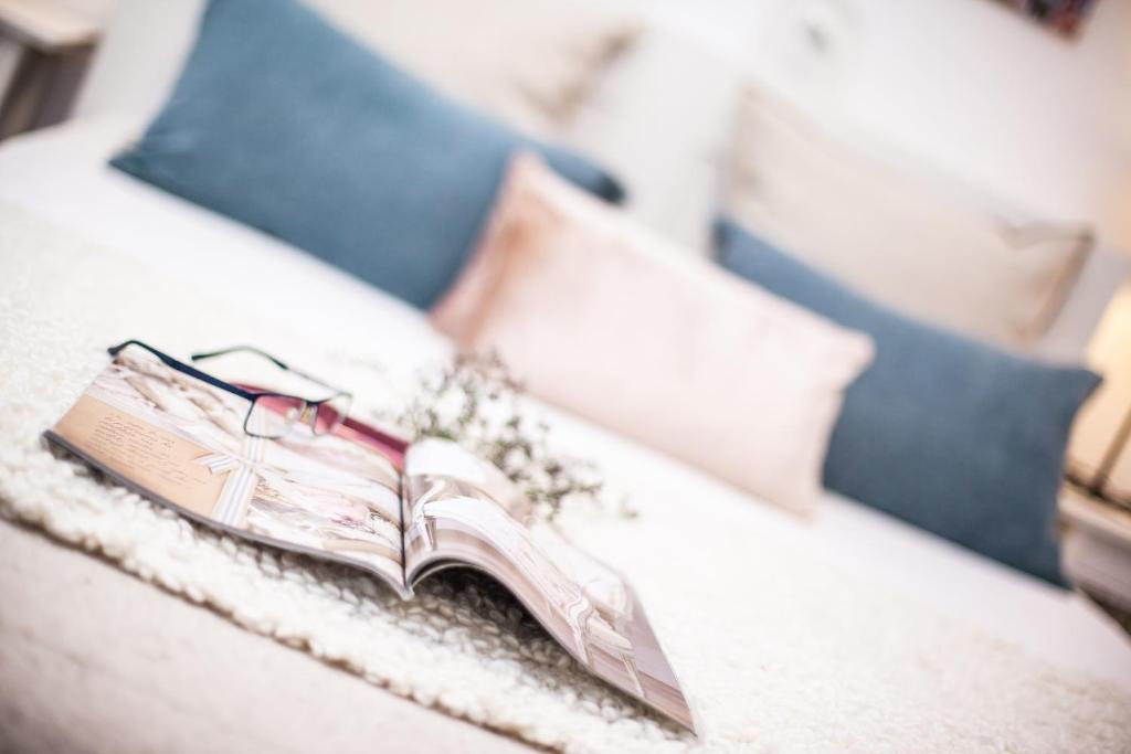 A bed or beds in a room at Spectacular Renovated Apartment, 5 min to Camison Beach, with AirCon