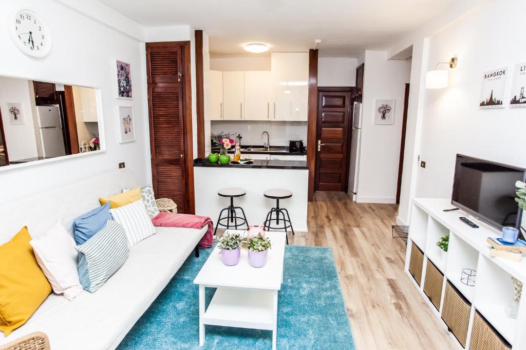 A kitchen or kitchenette at Spectacular Renovated Apartment, 5 min to Camison Beach, with AirCon
