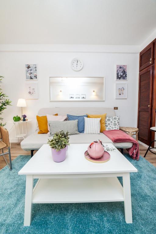 A seating area at Spectacular Renovated Apartment, 5 min to Camison Beach, with AirCon