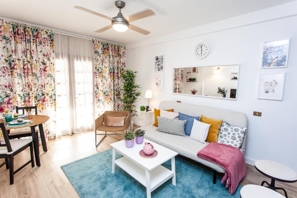 A seating area at Spectacular Renovated Apartment, 5 min to Camison Beach, with AirCon