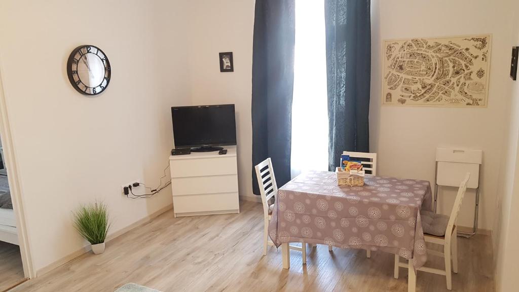 Televízia a/alebo spoločenská miestnosť v ubytovaní Előkapu Apartman
