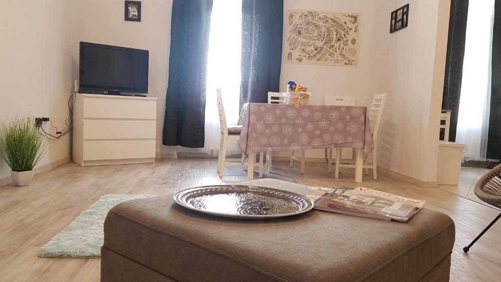 Televízia a/alebo spoločenská miestnosť v ubytovaní Előkapu Apartman