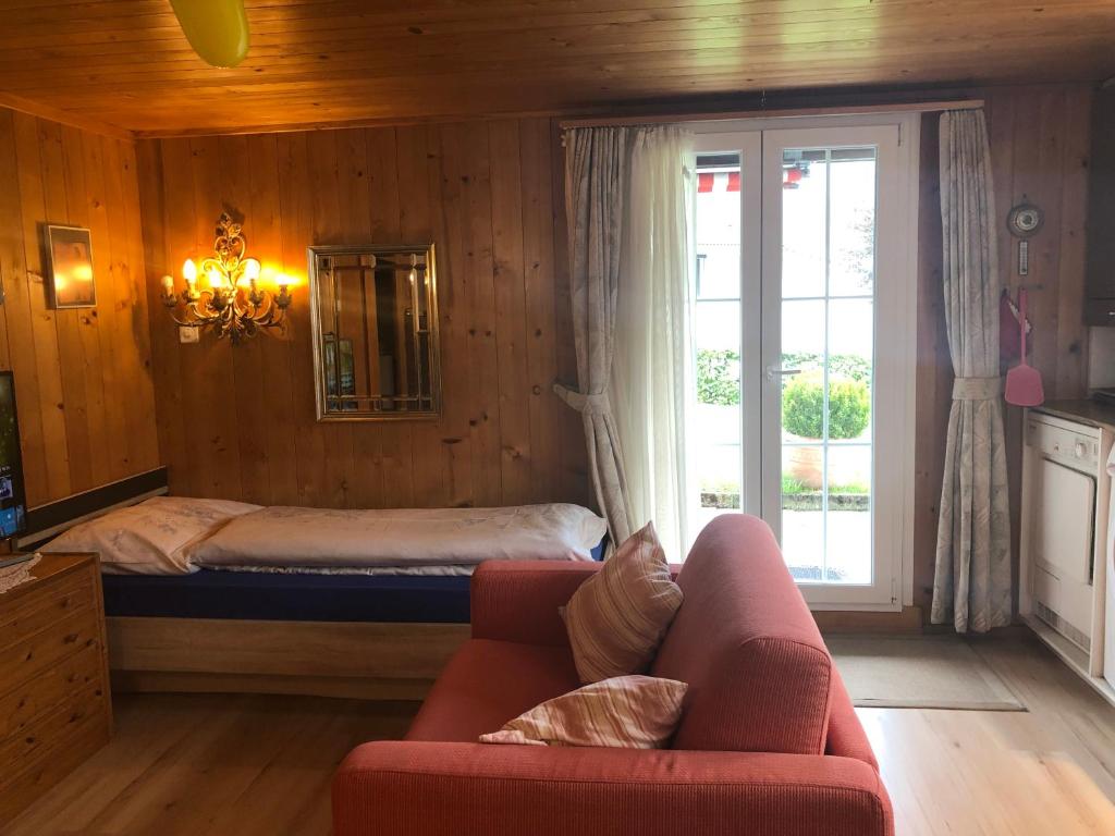 - un salon avec un lit et un canapé dans l'établissement Free Spirit Chalet, à Flühli