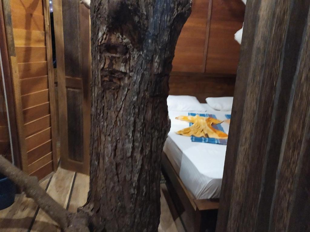 Postel nebo postele na pokoji v ubytování Tree House-Midigama