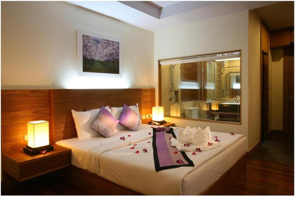 Postel nebo postele na pokoji v ubytování Baan Saikao Plaza Hotel & Service Apartment