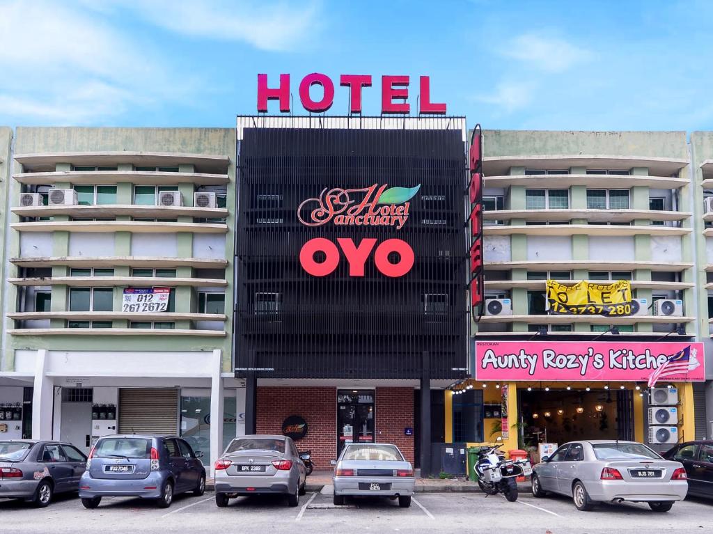 een hotel met auto's geparkeerd op een parkeerplaats bij OYO 876 Hotel Sanctuary in Petaling Jaya