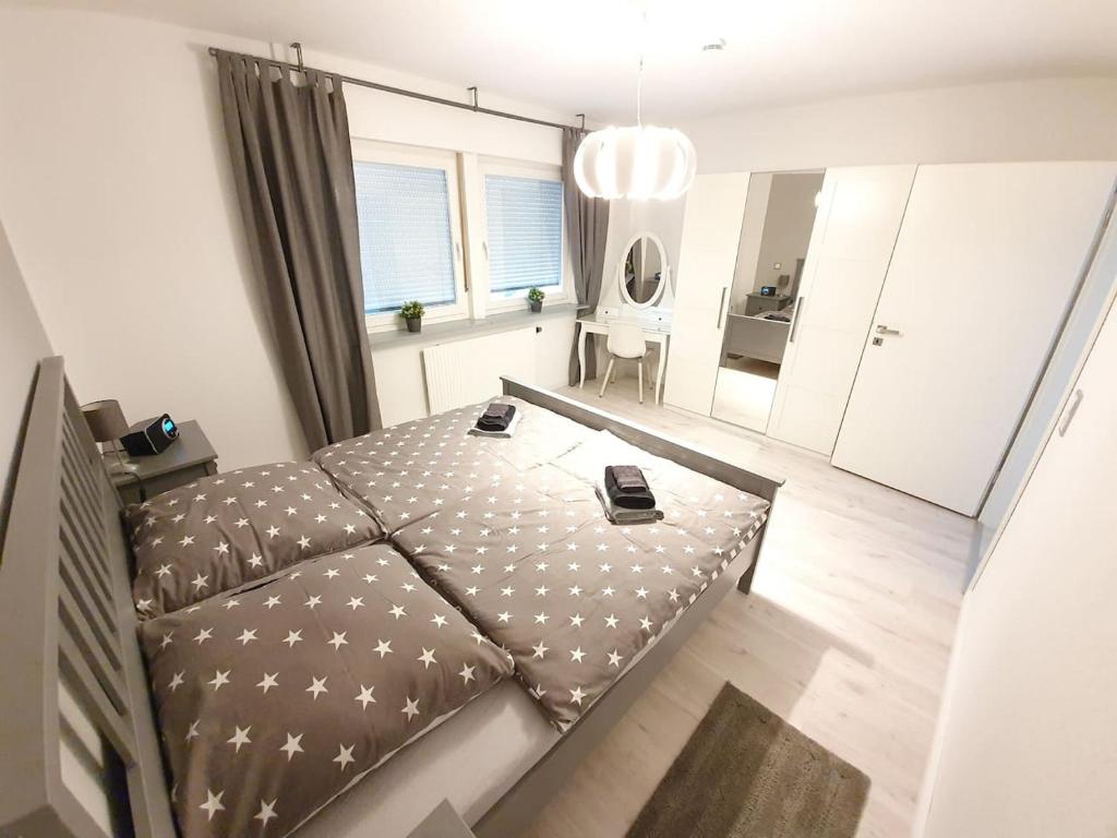 ein Schlafzimmer mit einem Bett und einem Tisch darin in der Unterkunft Tolle 125m² Erdgeschoßwohnung im Einzelhaus in Kaltenkirchen