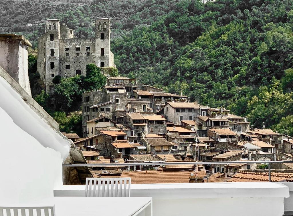 Blick auf eine Stadt mit einem Schloss und Gebäuden in der Unterkunft Al Castello in Dolceacqua