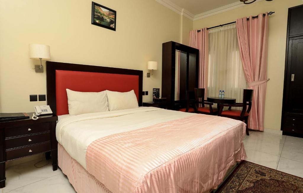 Postel nebo postele na pokoji v ubytování Remas Hotel Suites - Al Khoudh, Seeb, Muscat