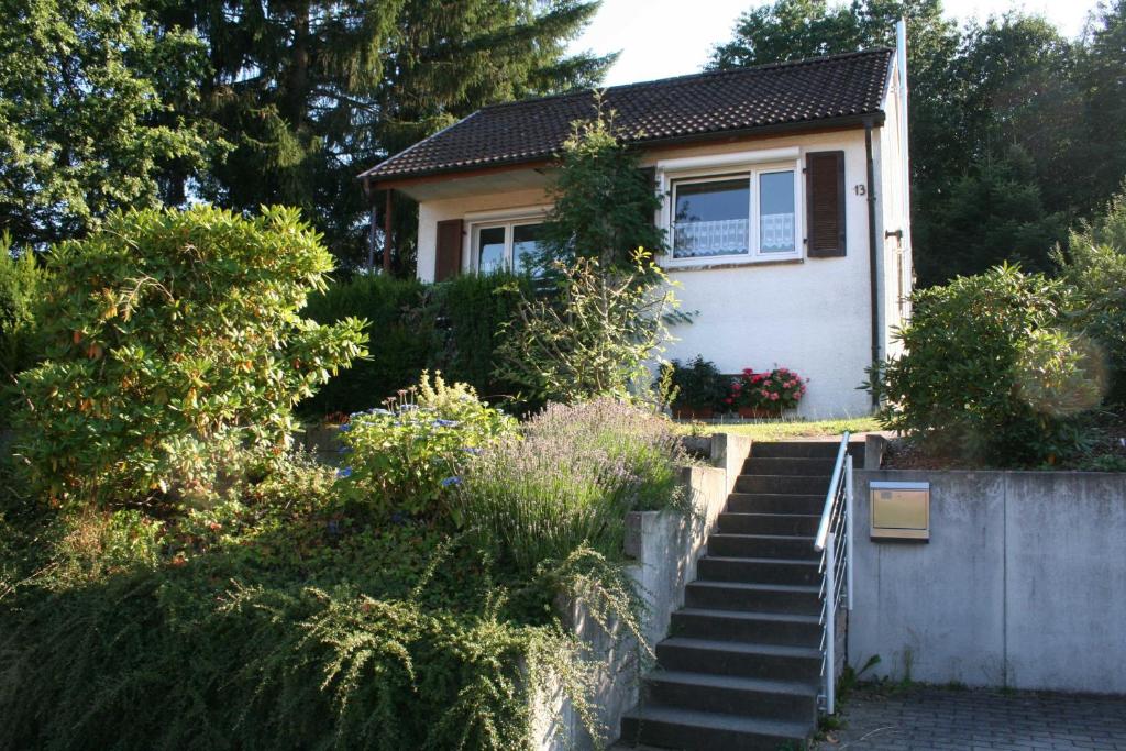 una casa con escaleras que conducen a ella en Bergblick, en Siedelsbrunn
