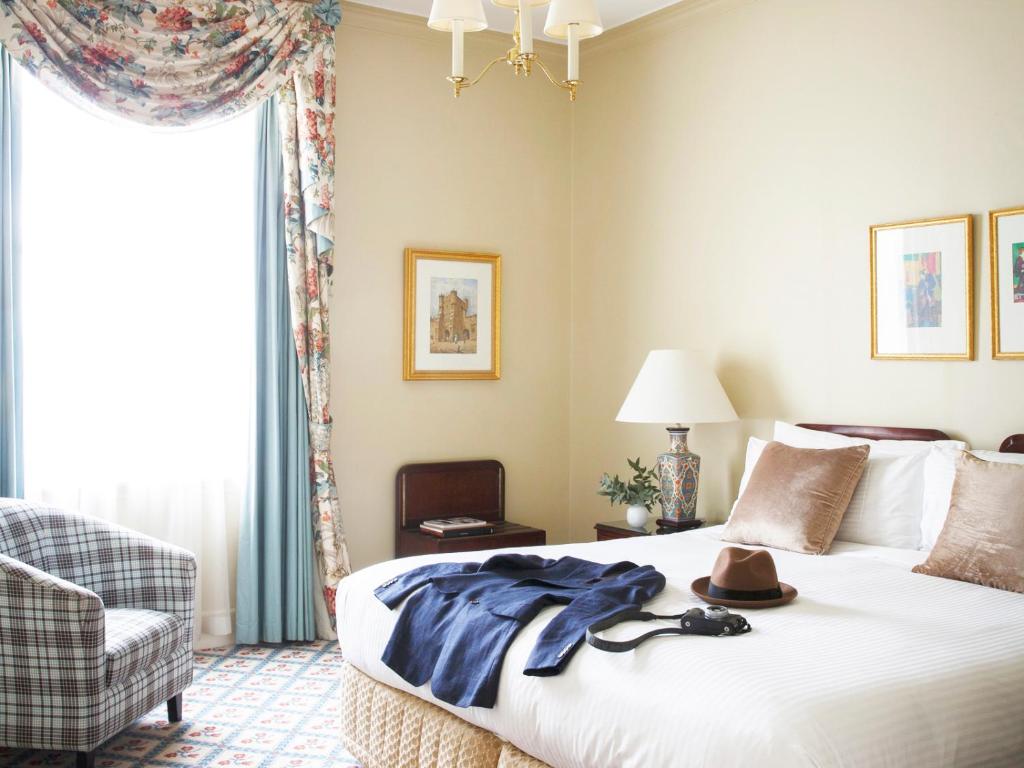 Postel nebo postele na pokoji v ubytování The Hotel Windsor