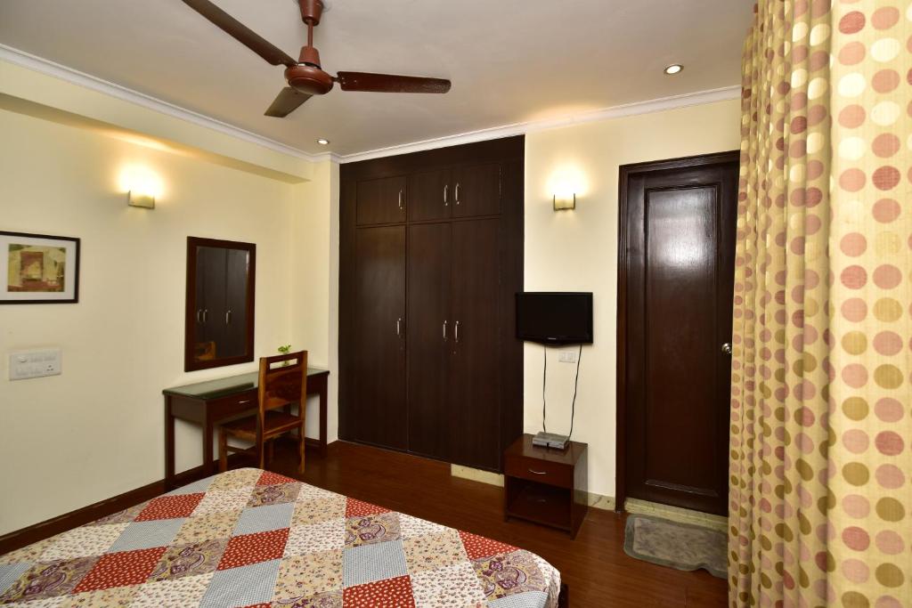 Postel nebo postele na pokoji v ubytování 2BHK Comfortable Furnished Serviced Apartments in Hauz Khas - Woodpecker Apartments