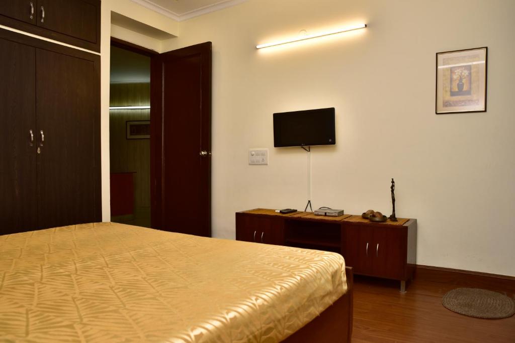 TV a/nebo společenská místnost v ubytování 2BHK Comfortable Furnished Serviced Apartments in Hauz Khas - Woodpecker Apartments