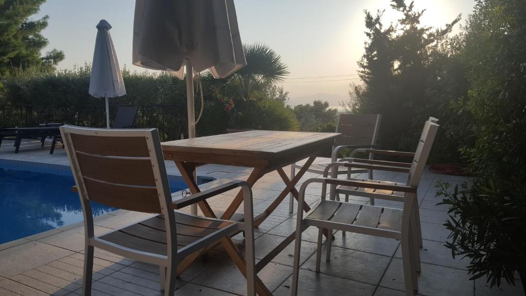 Bazén v ubytovaní Villa Loutraki Sunset alebo v jeho blízkosti