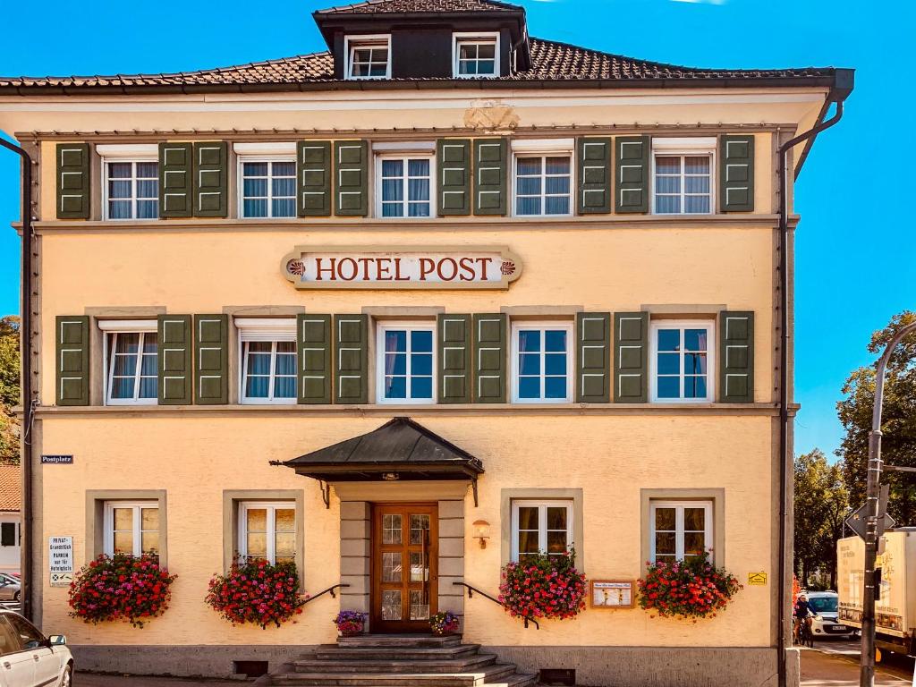 un bâtiment de poste d'hôtel avec un panneau indiquant le billet d'hôtel dans l'établissement Hotel Post Leutkirch, à Leutkirch im Allgäu