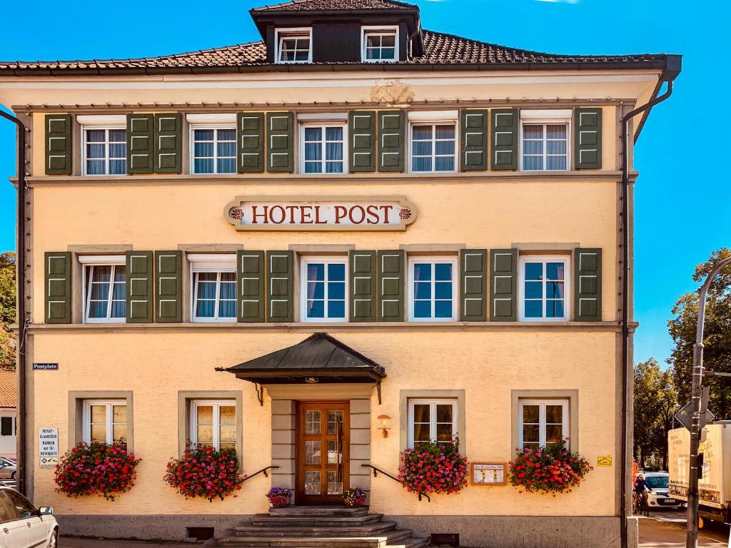 ein Hotel-Postgebäude mit einem Schild, das die Hotelpost liest in der Unterkunft Hotel Post Leutkirch in Leutkirch im Allgäu