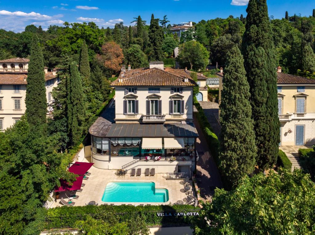  Elle offre une vue aérienne sur une demeure de caractère dotée d'une piscine. dans l'établissement Hotel Villa Carlotta, à Florence