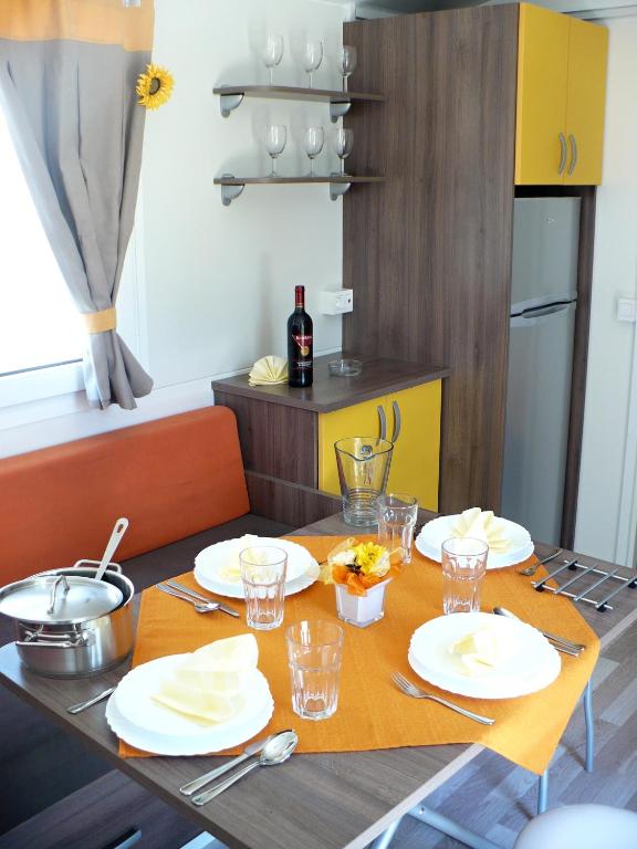 Kuchyňa alebo kuchynka v ubytovaní Mobilehome Victoria - Camp Soline