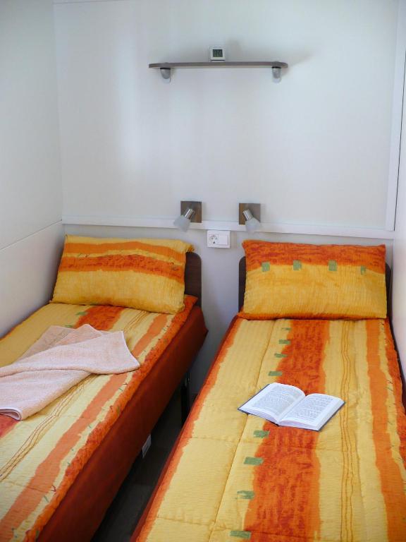 Posteľ alebo postele v izbe v ubytovaní Mobilehome Victoria - Camp Soline