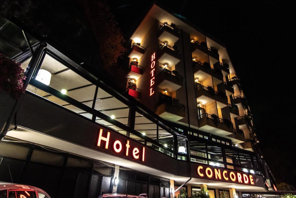un panneau d'hôtel sur le côté d'un bâtiment dans l'établissement Hotel Concorde, à Arona