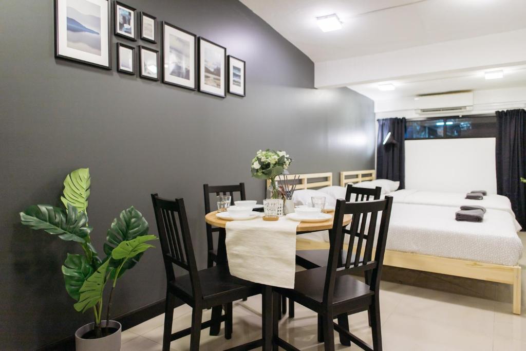 バンコクにあるT1 Large Studio Full kitchen 100m. to BTSのテーブルと椅子とベッドのあるダイニングルーム