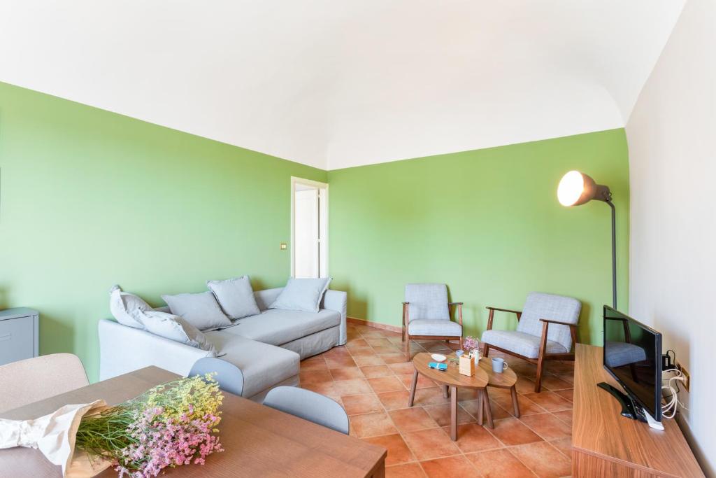 - un salon avec un canapé et une table dans l'établissement Catania City Center Apartment, à Catane