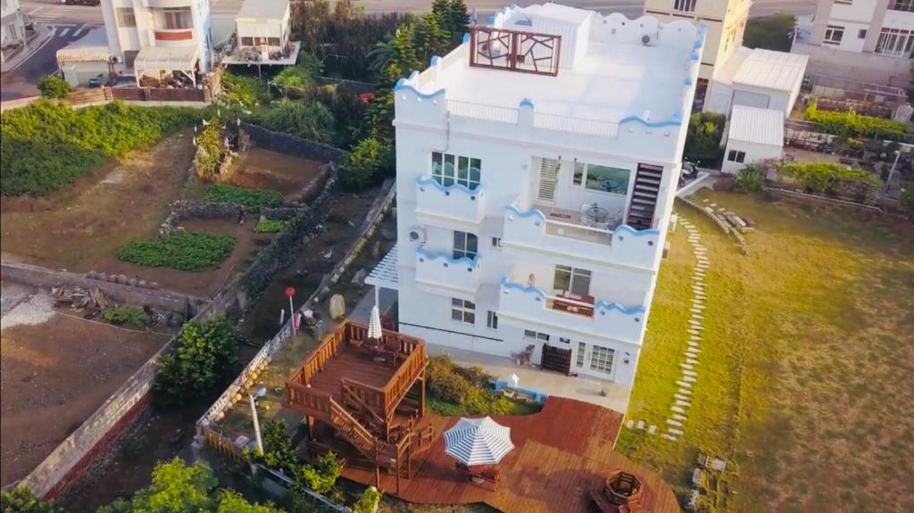 an overhead view of a white house at Yurong B&amp;B in Magong