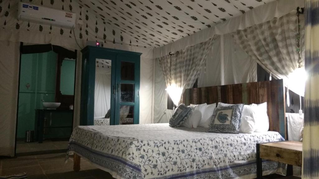Postel nebo postele na pokoji v ubytování Bohemyan Blue Stay