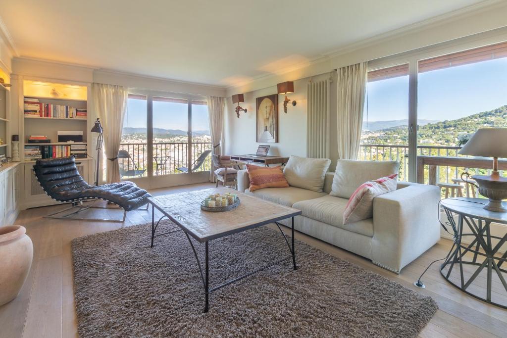 un salon avec un canapé et une table dans l'établissement Les Pins Tranquilles, à Cannes