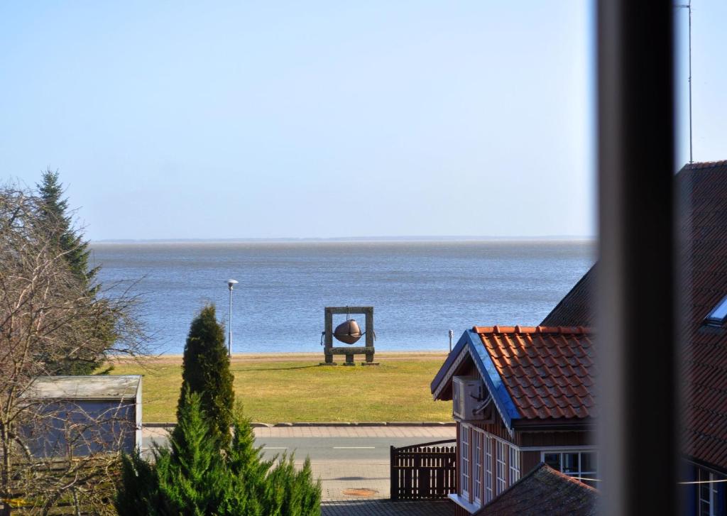 a view of the ocean from a house at Juodasis Kalnas in Juodkrantė