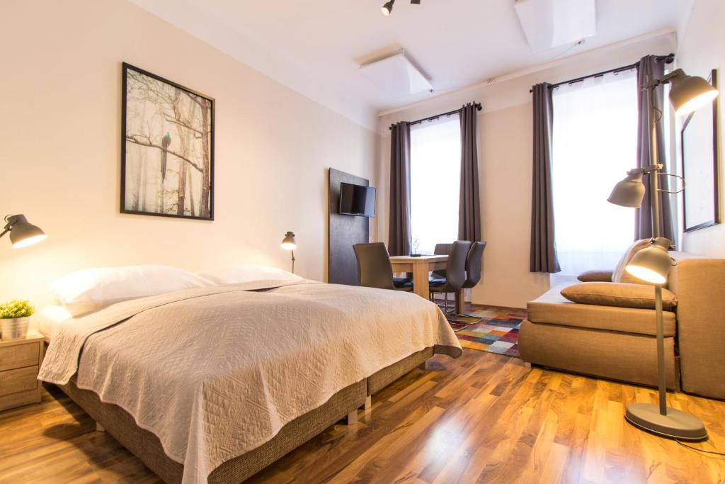 Schlafzimmer mit einem Bett, einem Schreibtisch und einem Stuhl in der Unterkunft Apartment Landgutgasse in Wien