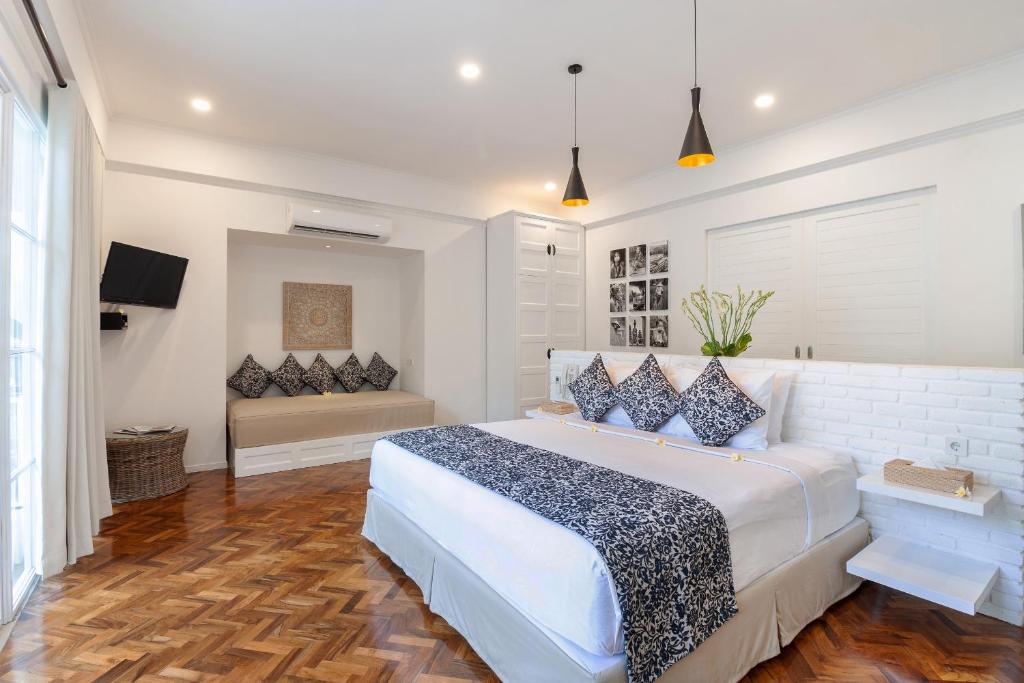 - une chambre avec un grand lit dans l'établissement Villa Coco Bali, à Seminyak