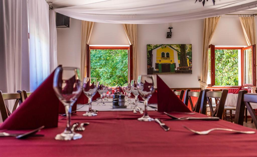 Restaurace v ubytování Borhotel Sziluett Farkasmály