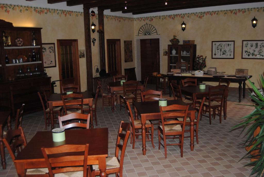 restauracja z drewnianymi stołami i krzesłami w pokoju w obiekcie I Filari w mieście Valeggio sul Mincio