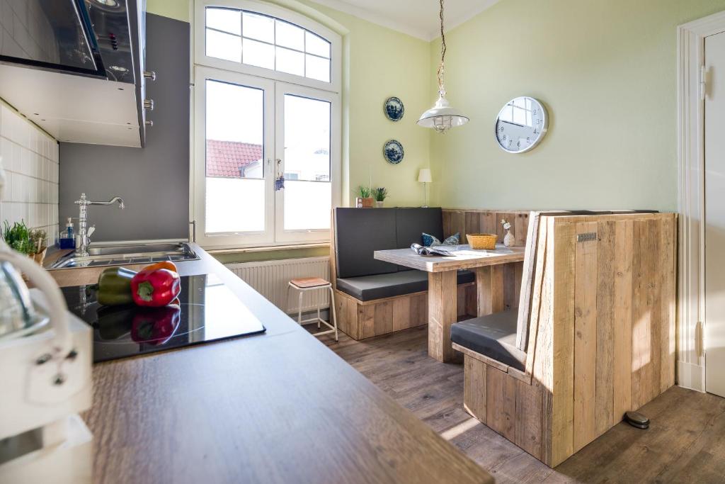 cocina con encimera y mesa en una habitación en Herr Friese, Wohnung Nr. 6, en Norderney