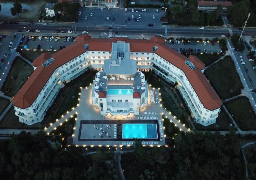 una vista aérea de un edificio con piscina en Toscana Charme Resort en Tirrenia