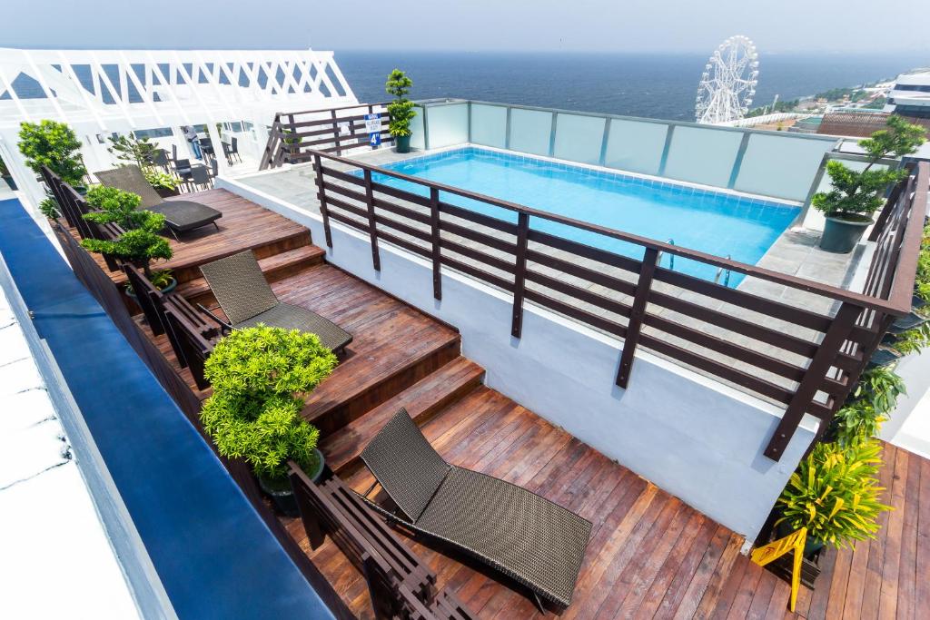 un balcón con piscina en un crucero en Microtel by Wyndham Mall of Asia, en Manila