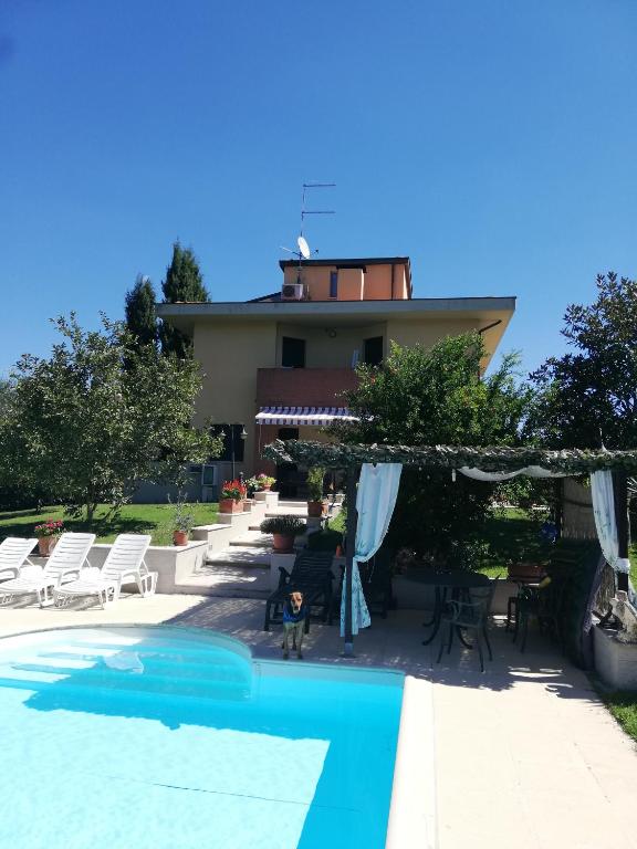 um resort com uma piscina e uma casa em Villino Verde Pomodoro em Arezzo