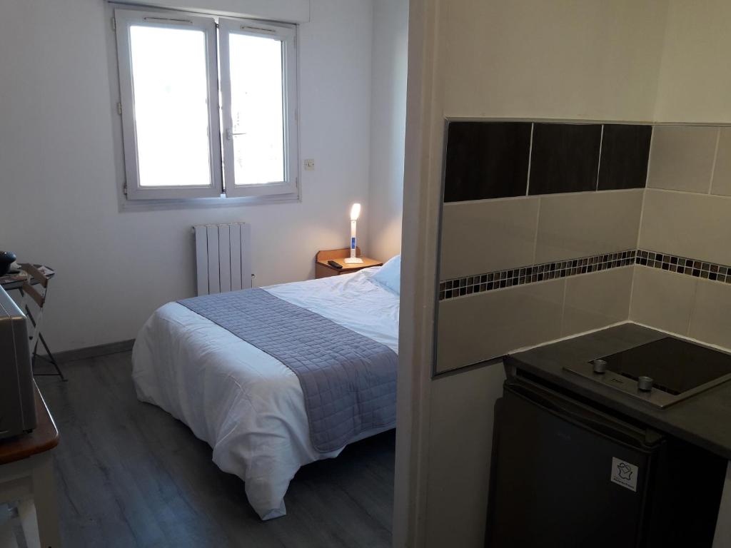 a small bedroom with a bed and a window at Appartement Studio Gare SNCF in Beauvais