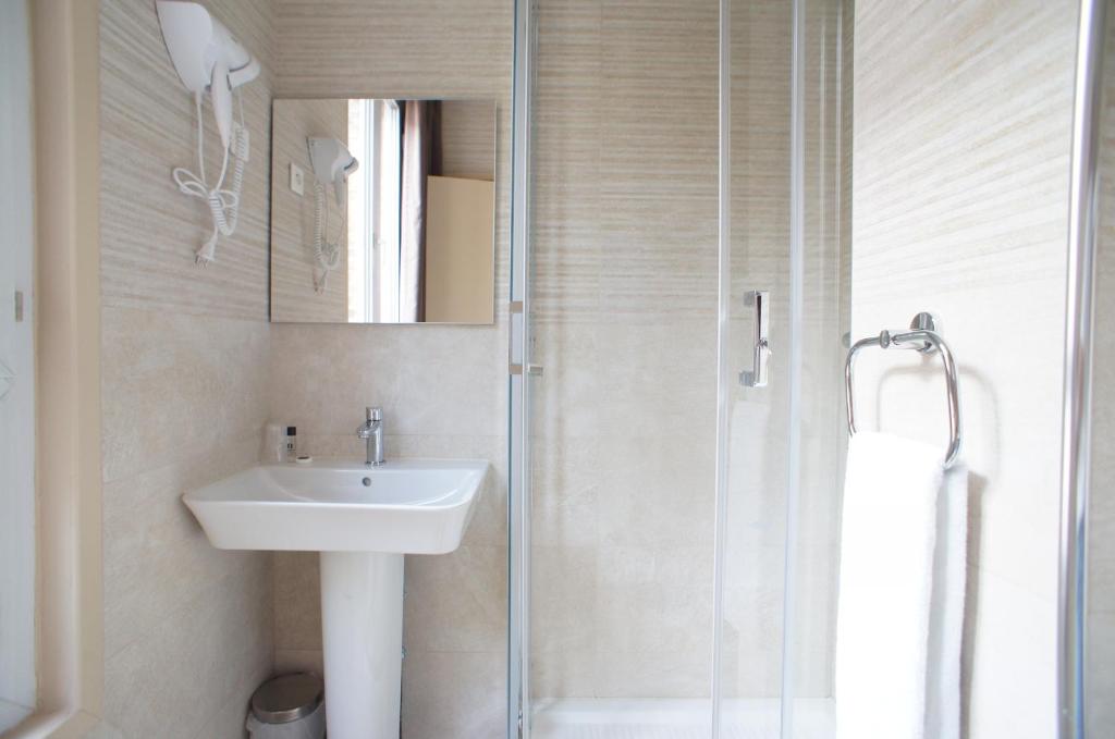 Hôtel De France - Double Room With Shower